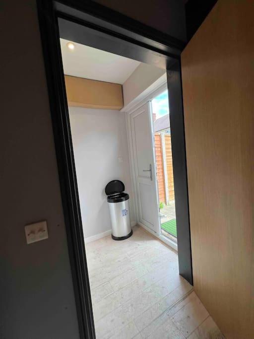 Newly Built Large Garden Ensuite Guest Studio ボーハムウッド エクステリア 写真