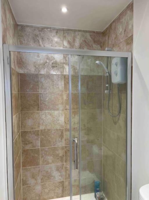 Newly Built Large Garden Ensuite Guest Studio ボーハムウッド エクステリア 写真