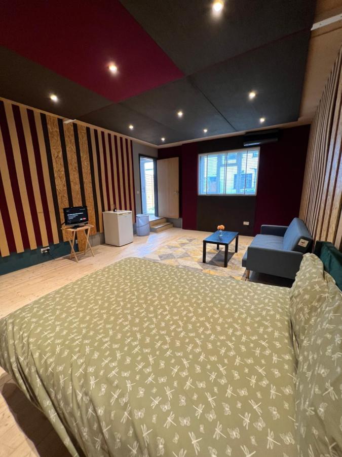 Newly Built Large Garden Ensuite Guest Studio ボーハムウッド エクステリア 写真