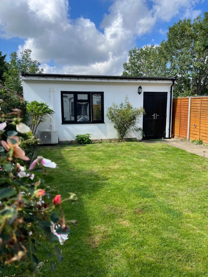 Newly Built Large Garden Ensuite Guest Studio ボーハムウッド エクステリア 写真