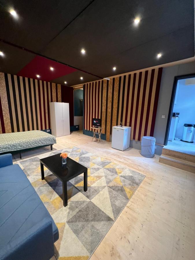 Newly Built Large Garden Ensuite Guest Studio ボーハムウッド エクステリア 写真