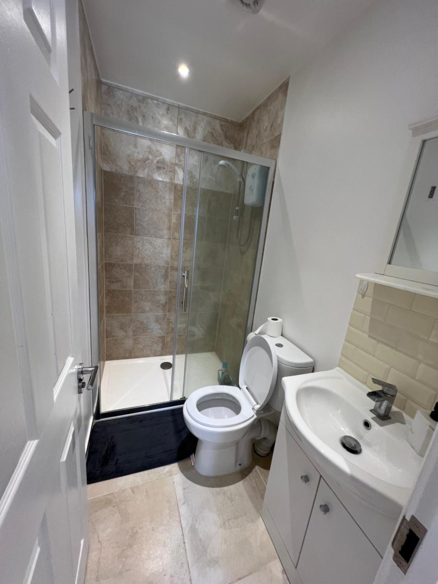 Newly Built Large Garden Ensuite Guest Studio ボーハムウッド エクステリア 写真