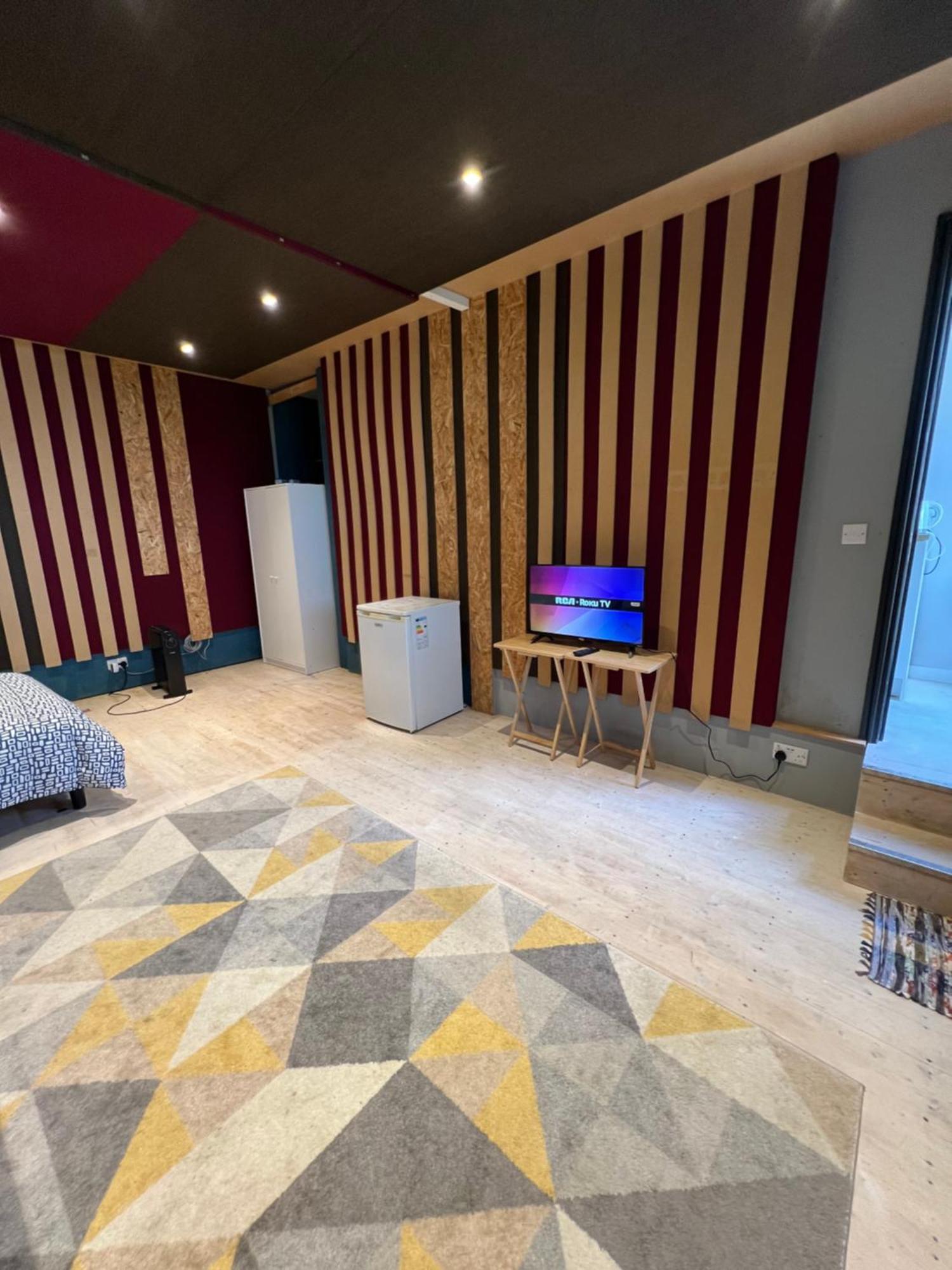 Newly Built Large Garden Ensuite Guest Studio ボーハムウッド エクステリア 写真
