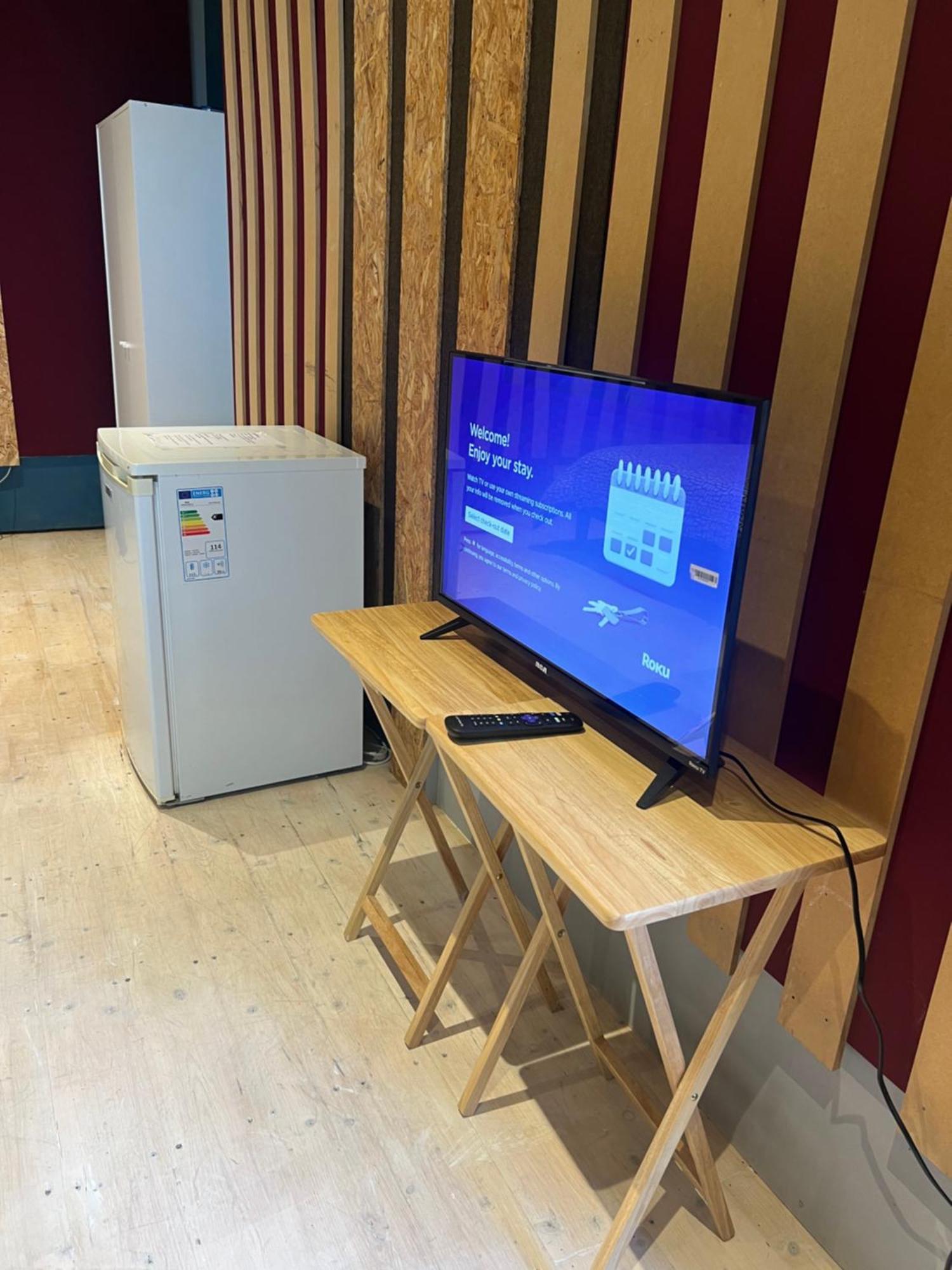 Newly Built Large Garden Ensuite Guest Studio ボーハムウッド エクステリア 写真
