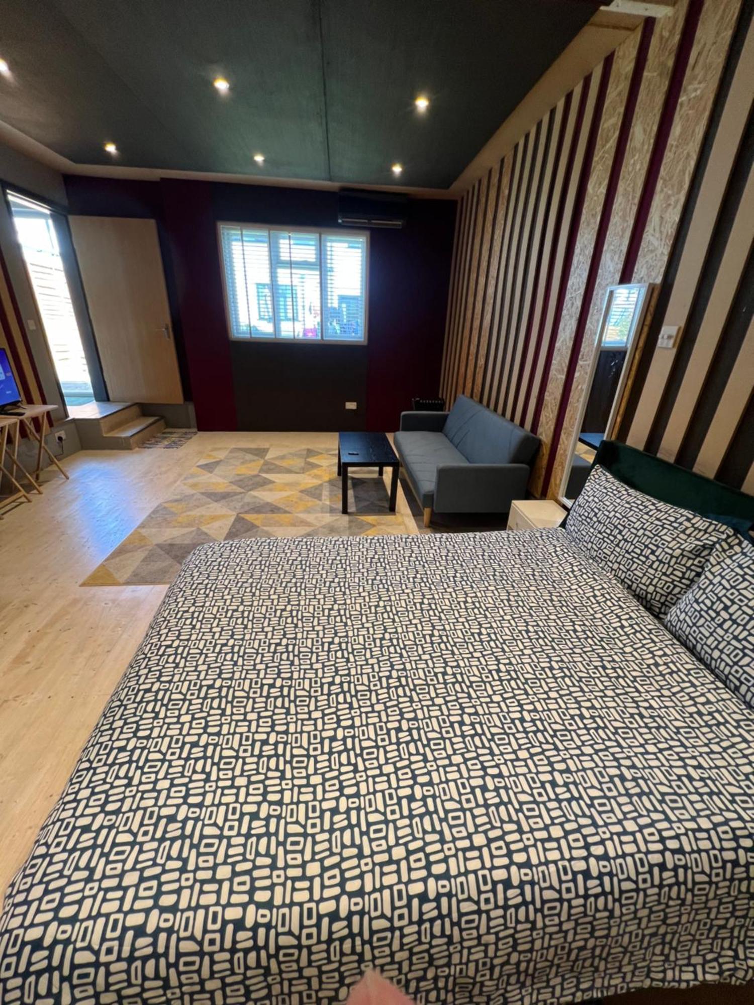 Newly Built Large Garden Ensuite Guest Studio ボーハムウッド エクステリア 写真